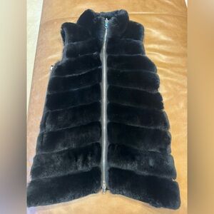 Women’s black Rex rabbit Fur vest with zipper in the front & on the sides.Size 6
